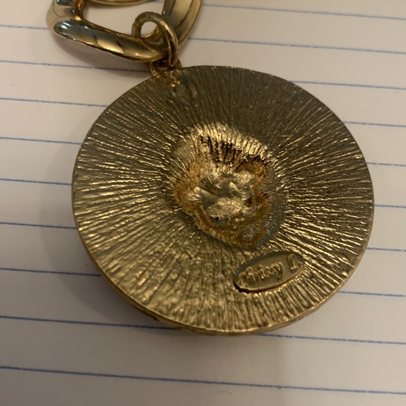 Heavy 70’s style lion large link charm bracelet in gold with clear crystals. - Picture 4 of 6